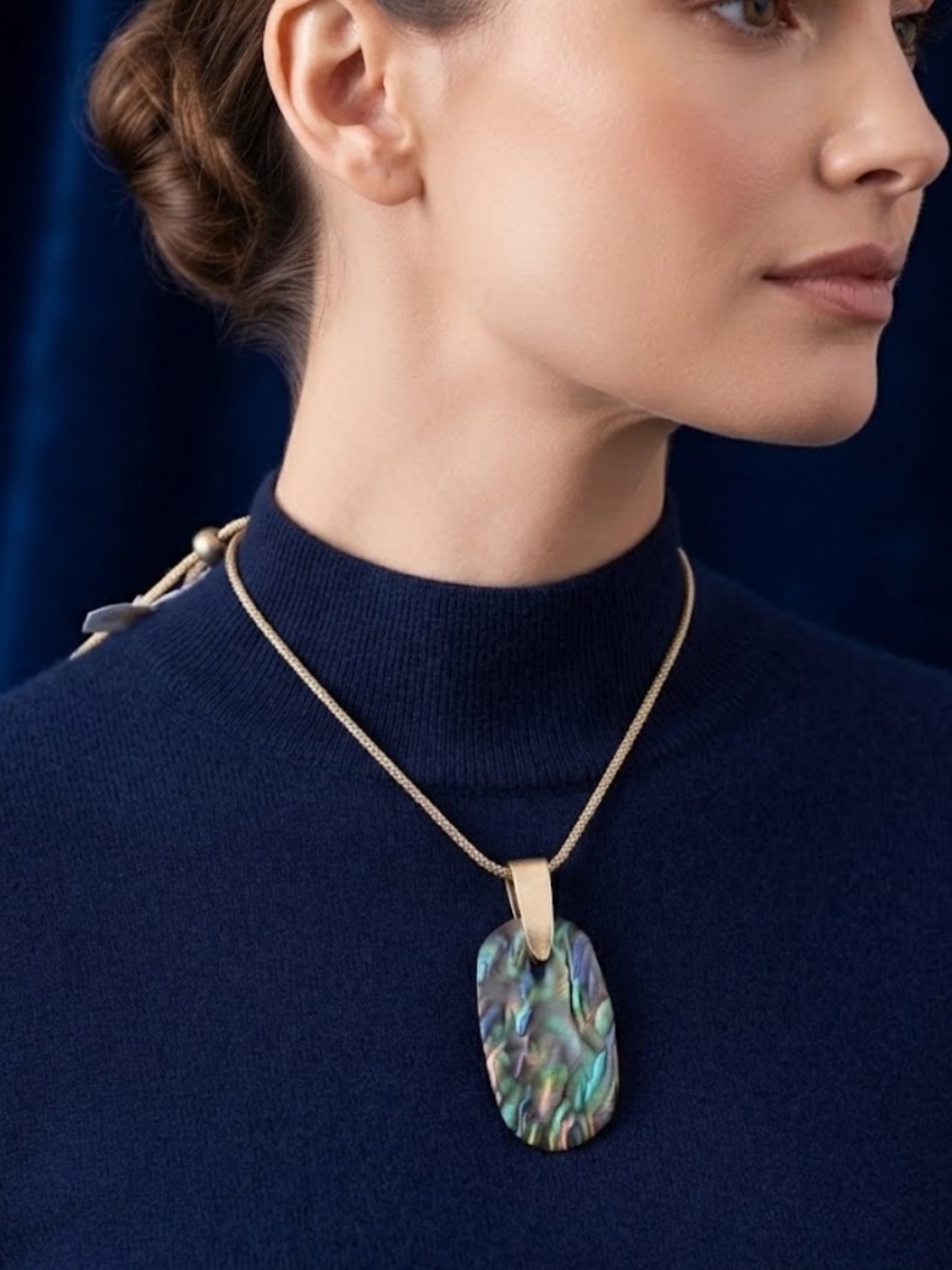 Kendra Scott Inez Long
Pendent Abalone blue green color, 30" Adjustable necklace